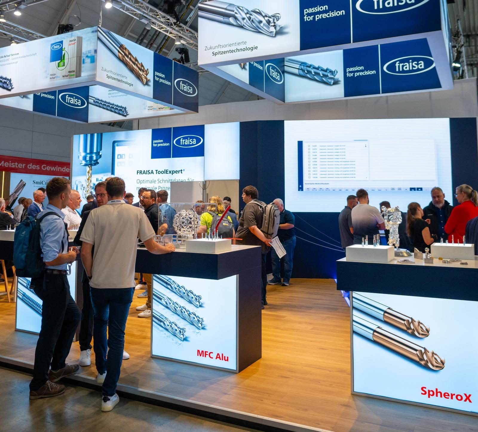 Fraisa Messestand AMB 2026: voller Stand mit Besuchern, Produktinseln und digitalen Screens