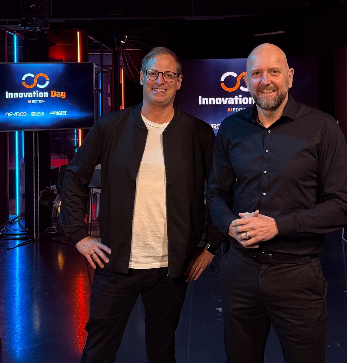 Björn Schaper und Daniel Moj vor der Innovation-Day-Wand im Neyroo Studio