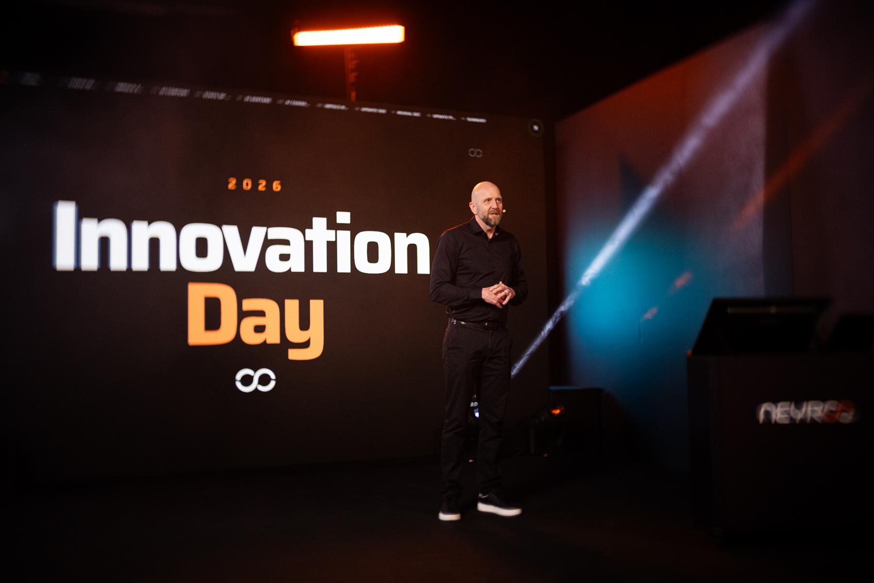 Speaker vor dem Innovation-Day-Logo