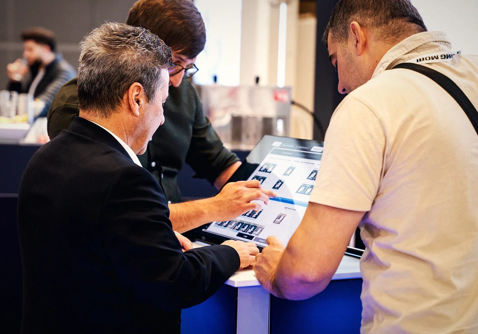 Gespräch am Touch-Terminal auf dem Fraisa-Stand