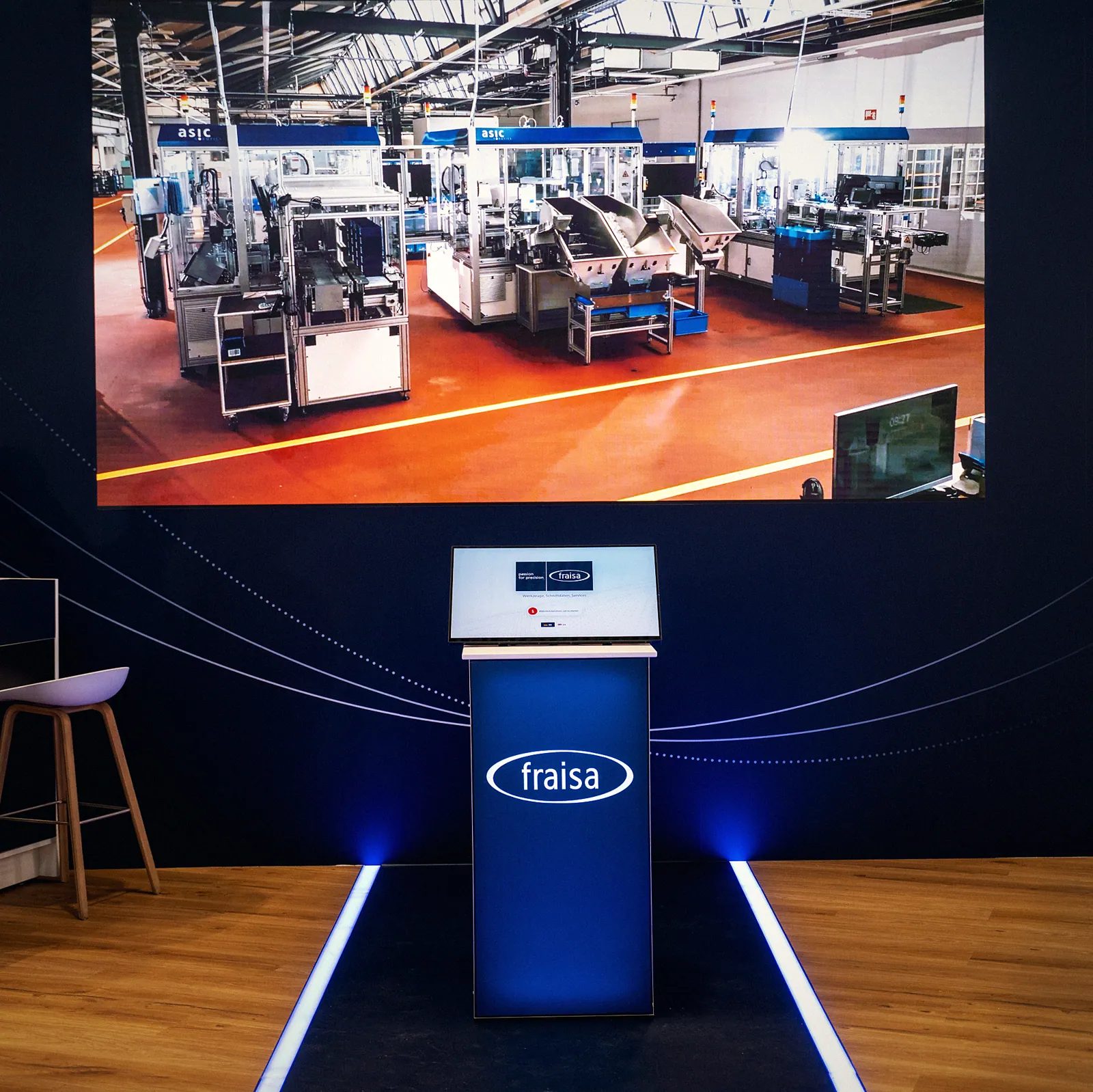 Touch-Terminal und LED-Wand auf dem Fraisa-Stand