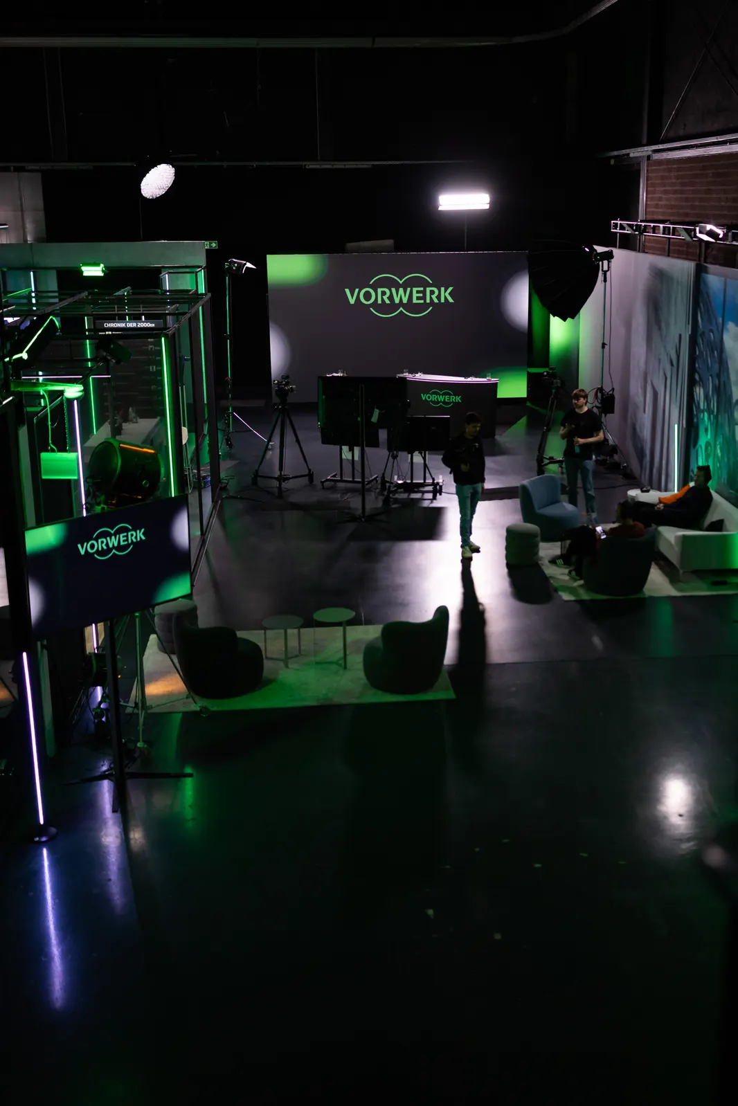 Studio-Set ohne Publikum: Desk, Lounges und LED-Wall, bereit für den Dreh