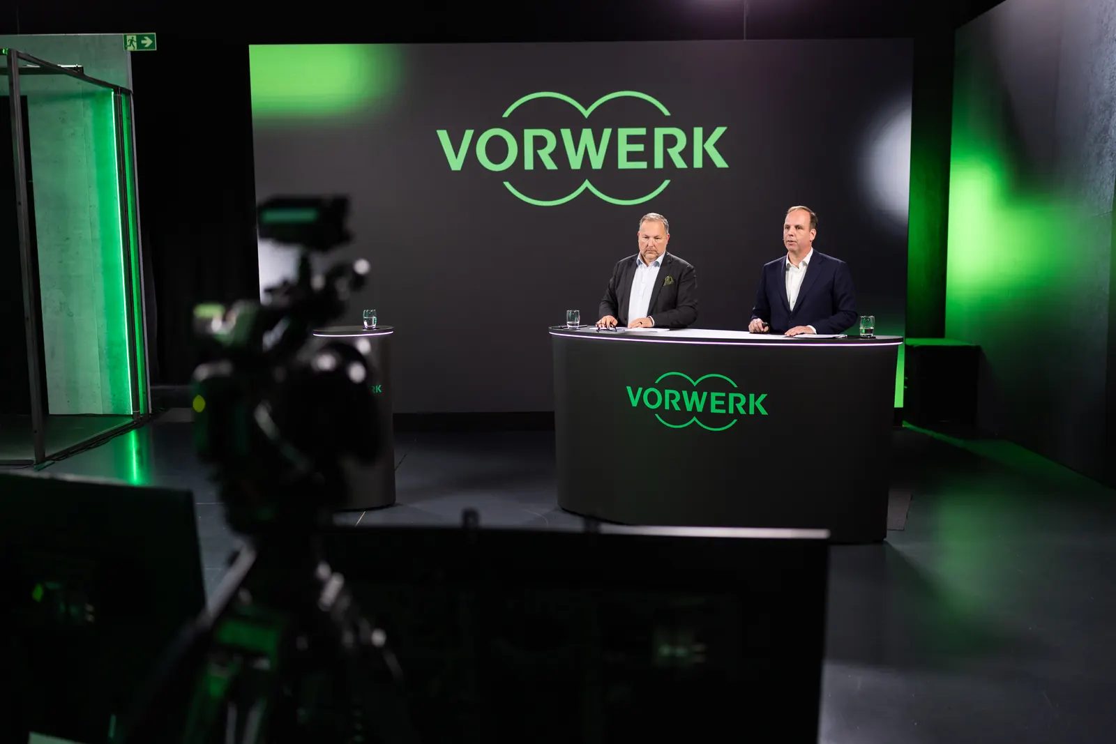 Vorwerk JPK 2026: zwei Moderatoren am Studiodesk, Kamera im Vordergrund